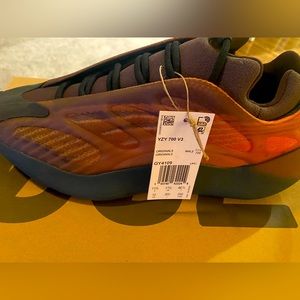 Yeezy by Adidas 700 V3GY4109 copper fade Mens 12 awesome original Yeezy shoe.